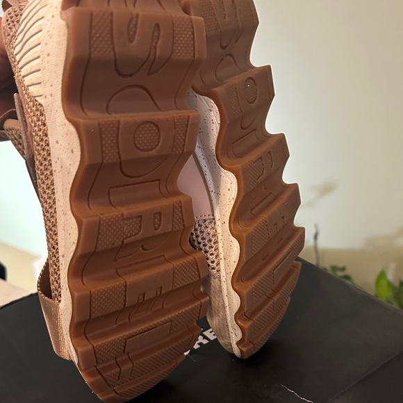 Sorel women’s  Sneakers - Tan and Cream - Picture 4 of 8